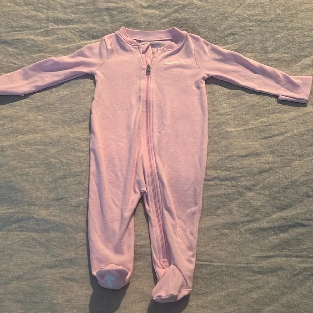Baby girls nikes onsie - Picture 1 of 4
